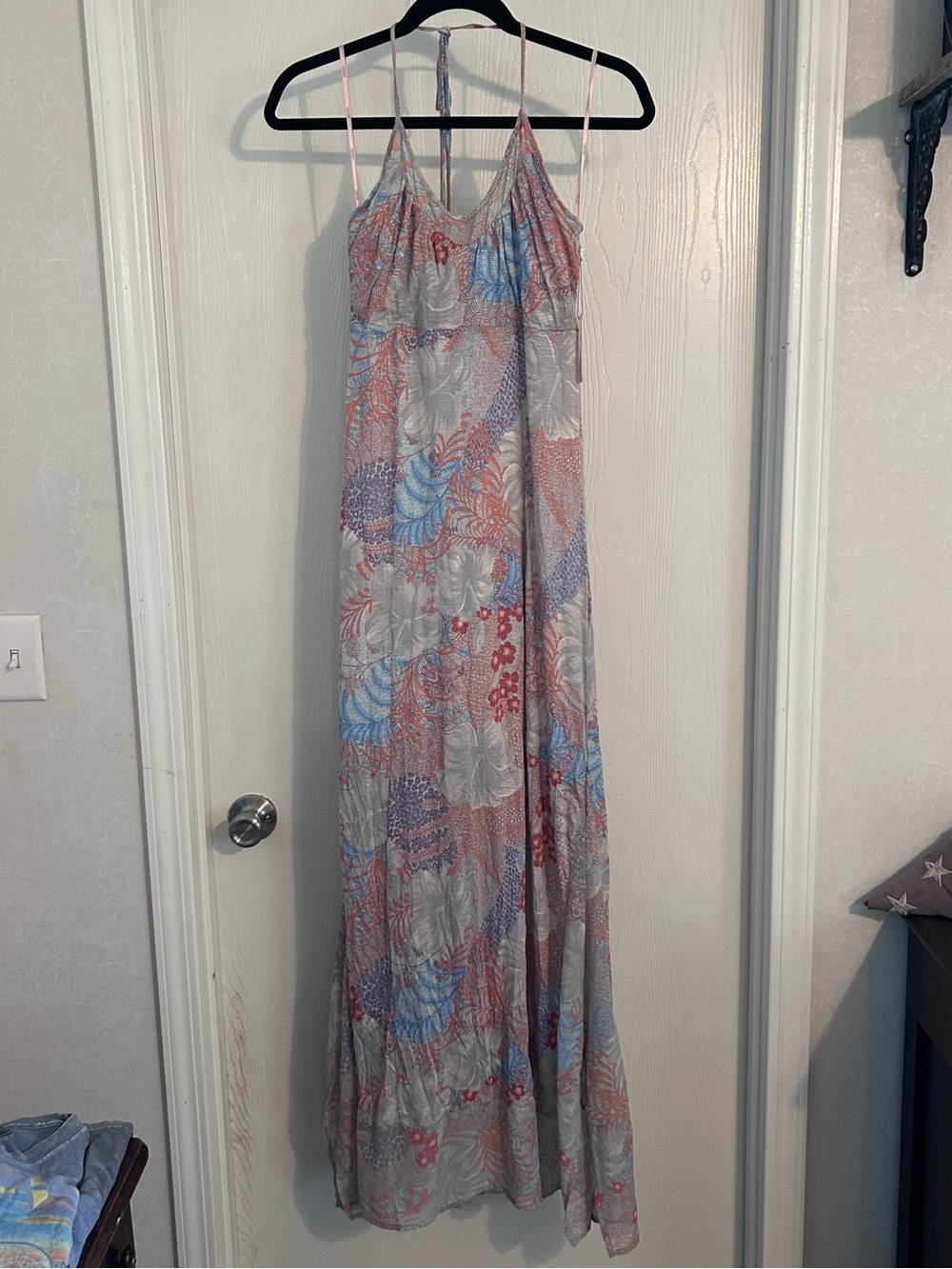 Forever 21 | Light Gray Maxi Dress with Coral & Blue Floral Print | Size Medium